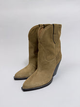 Load image into Gallery viewer, IM LEYANE ČIZME TAUPE